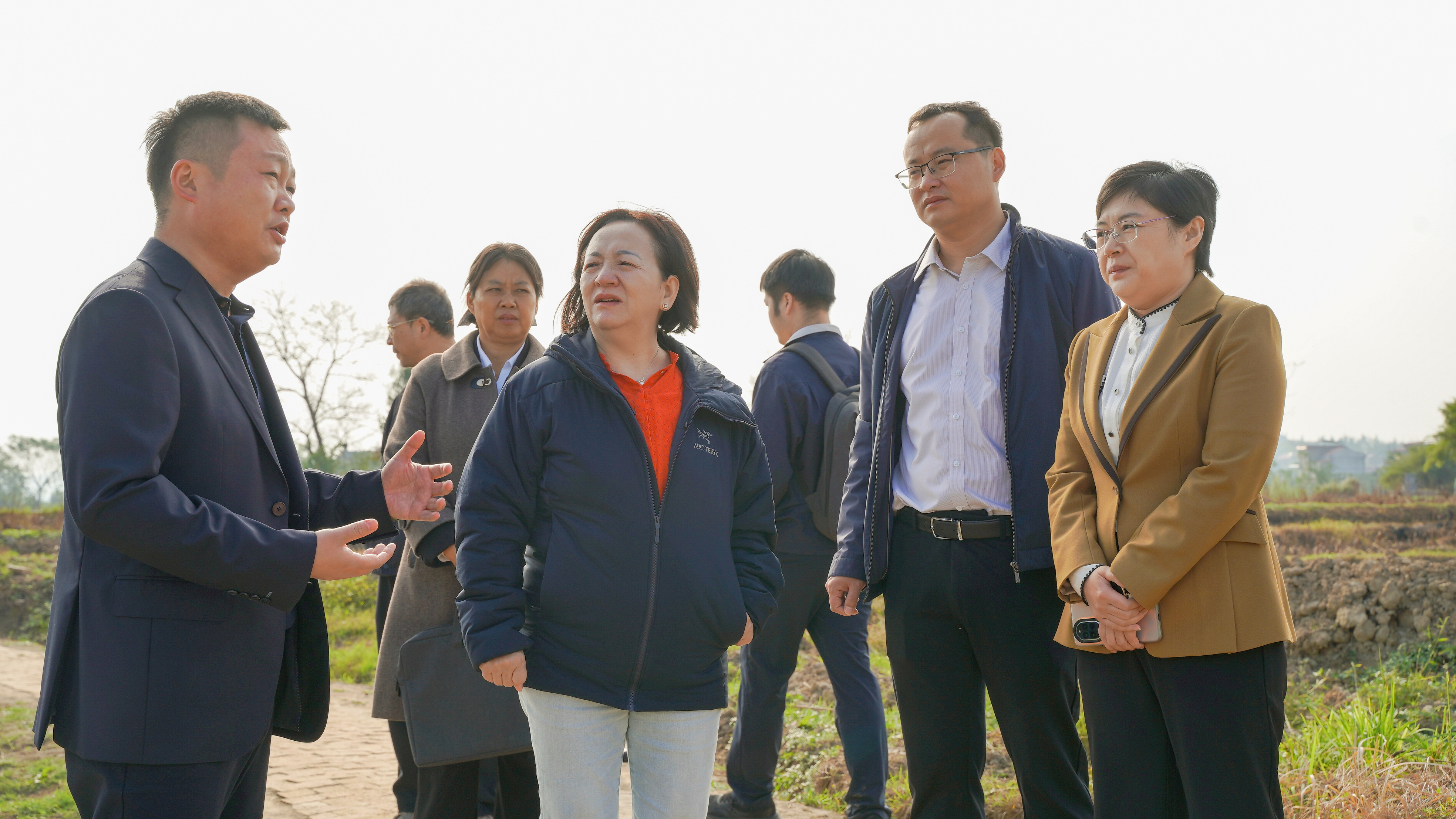 杨晓喻赴泸溪县黄家桥村调研乡村振兴驻...